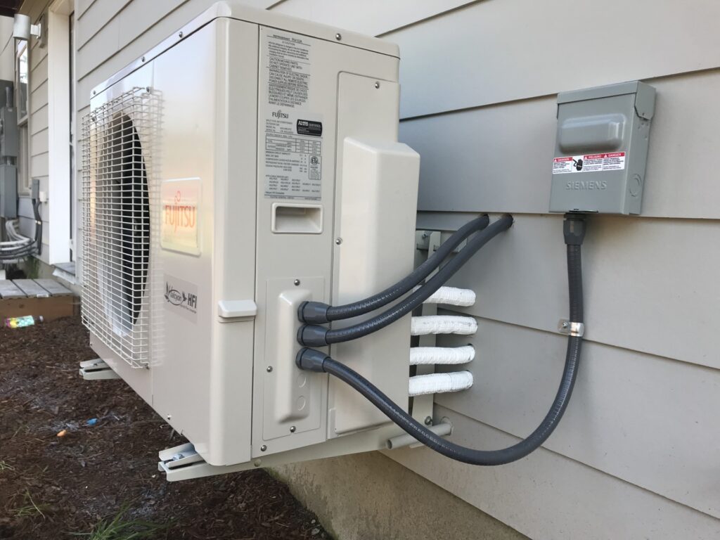 Fujitsu mini split AC outdoor unit installed by Advanced Ductless in Clearwater, Florida. This energy-efficient system ensures targeted cooling for specific rooms, providing reliable comfort while minimizing energy usage.